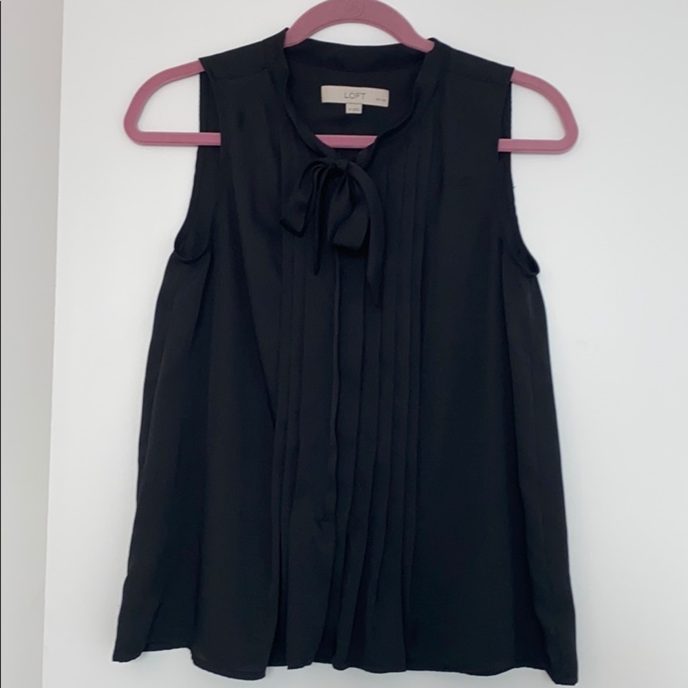 Black sleeveless blouse w. pleats